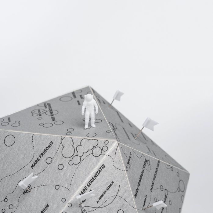 Globe à assembler cartonné - There The Moon Globe