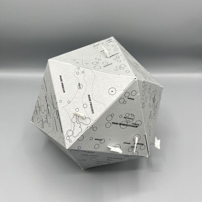 Globe à assembler cartonné - There The Moon Globe