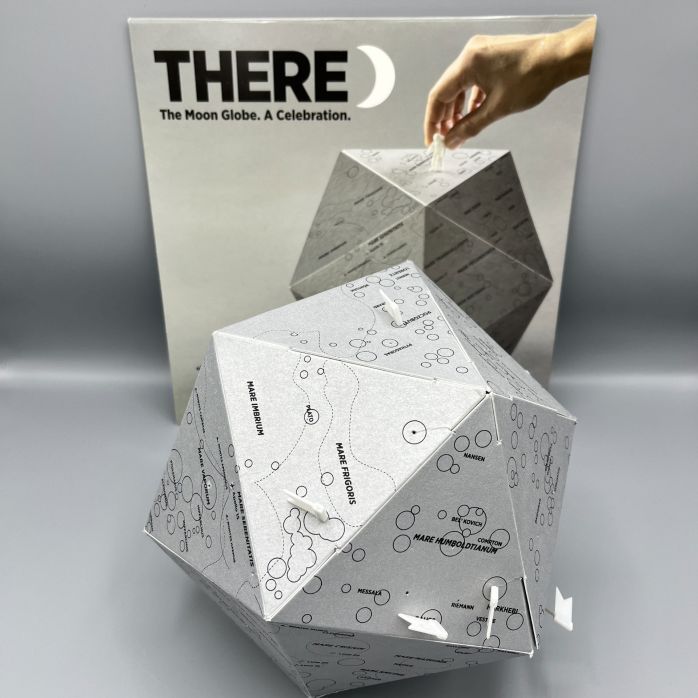 Globe à assembler cartonné - There The Moon Globe